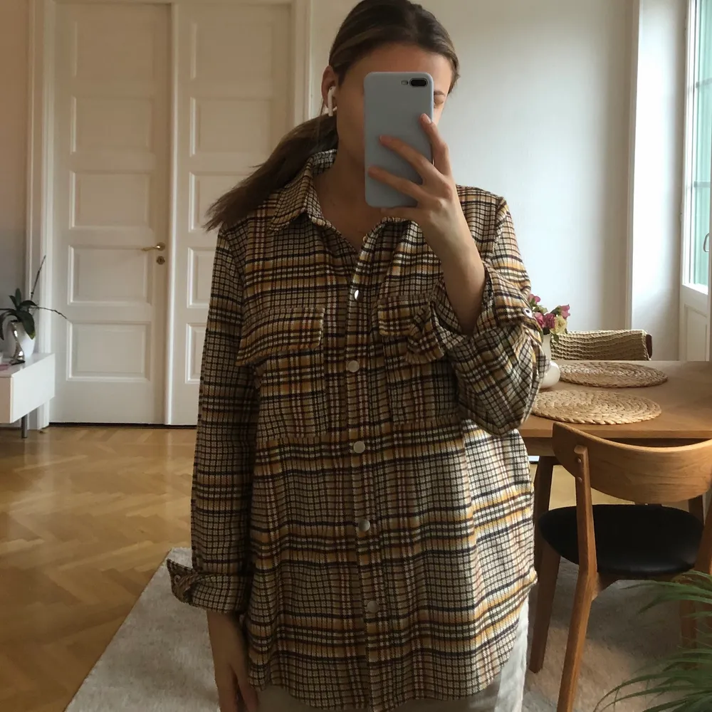 Sååå snygg höstskjorta. Oversized. Passar S-XL. Aldrig använd!. Skjortor.