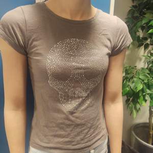 En t-shirt med rhinestone tryck