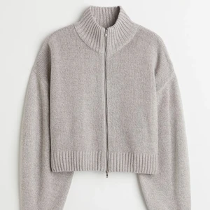 Grå stickad tröja med dragkedja  - En populär tröja från H&M köpt för att tag sen men alldrig använd, köparen står för frakten 