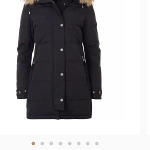 Hollies som en ny  - Köpt för 5000kr för 1 år sen säljer för det inte är min stil längre om nån vill köpa det bara höra av sig så löser vi någon bra pris. Jackan är dock i bra skick 