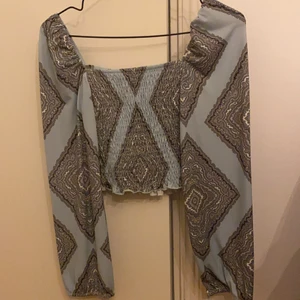 Långärmad färgglad topp  - Använd en gång. Fint skick. Snygg på  😊