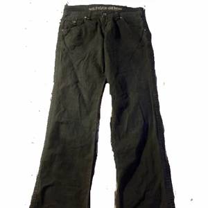 Svarta baggy Tommy H jeans  - Såå snygga Tommy Hilfiger jeans med coola fickor! Helt oanvända, köptes för 400kr! Sitter snyggt och baggy! Skriv för bilder👼🏼 frakt 79/66💕