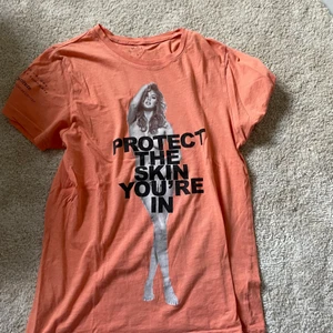 Marc jacobs t shirt - Säljer min marc jacobs t shirt i en så fin orange färg😌