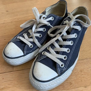 Blåa converse  - Jag säljer mina blåa korta converses pågrund av att de är för små. Stl 37😃 Knappt använda, typ ny skick