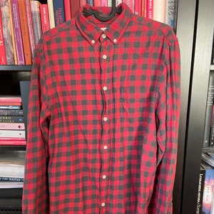 Söt skjorta i mysigt material :D! - Några år gammal men inte använd så ofta. Lite grunge och cool men också väldigt härlig att ha på sig. Skjortan är hel överallt och har extraknapparna kvar! 