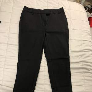 Svarta kostymbyxor storlek XS, pris 120kr. Paketpris valfri 2st byxor/jeans för 200kr