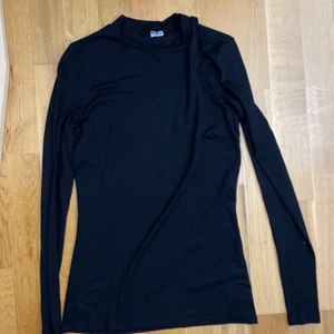 en svart tröja, storlek XS - En svart tajt tröja med tajt krage. I storlek XS som användes 1/2 gånger för ca 2/3 år sen. Finns även i vit.