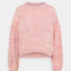 Stickat tröja - Säljer denna SUPER FINA och TRENDIGA rosa stickade tröja ifrån ZALANDO!!!! Stl XS men funkar som xs och uppåt!! Superfint skick och ALDRIG använd!!! Tveka inte på att höra av dig vid fler frågor!!❤️❤️❤️❤️❤️