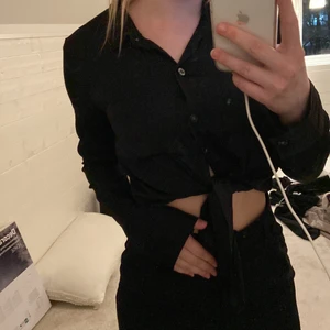 ”skjorta” med knytning - svart skjorta med knytning fram från hollister (pris: 86 inklusive frakt) köpt för 299kr