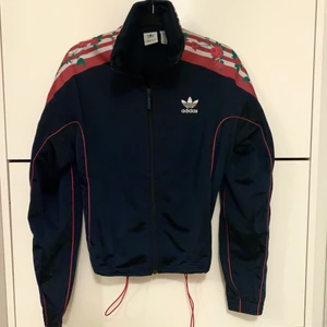 Adidas kofta - En snygg och sällsynt adidas kofta köpt i Stockholm City för något år sedan. Använder knappt då jag har 100 andra. HALVA PRISET PÅ FRAKTEN 