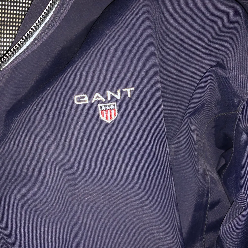 En Gant jacka som är i bra skick. Den andvänds tyvärr inte längre men är supersnygg.🤩🤩🤩. Jackor.
