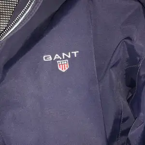 En Gant jacka som är i bra skick. Den andvänds tyvärr inte längre men är supersnygg.🤩🤩🤩