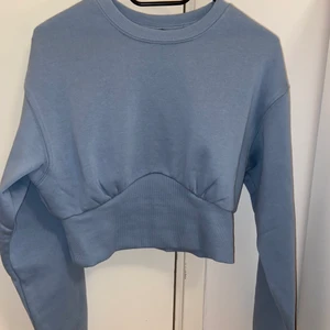 Kort tröja - Fin tröja, en väldigt gullig blå. Mamma köpte denna till mig men tycker ej om modellen. Aldrig använd, som ny. Materialet är sjukt mysig, mjukt. Har du några frågor är det bara att kontakta! ❤️