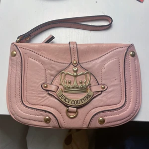 Juicy couture väska - Säljer denna söta juicy couture väskan för 200kr❤️❤️❤️  Kan användas som necessär eller som festväska🥰🥰Skriv för fler bilder💗 måtten är 21x13cm. Köparen står för frakten💕💕