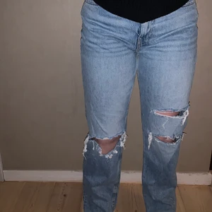Jeans - Jeans med hål från Gina Tricot, highwaist och i strl 40 men är liten i storleken så rekommenderar ifall du har strl 38✨✨