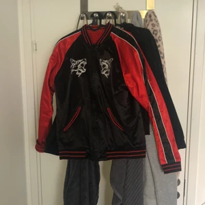 baseboll jacka  - Säljer min baseboll jacka, Den går att vika ut och in. ;)