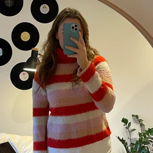 Langærmet strik - Mærket siger XS men den passer alt mellem en XS og M