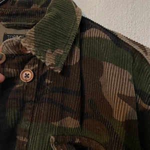 Machester kamoflage jacka  - Super snygg kort kamoflage jacka/kofta i machester. Säljer då den inte kommer till användning. Kan tas till sthlm närmsta vecka