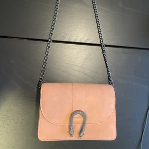 Puderrosa/beige väska från Gina Tricot - Axelremsväska från Gina Tricot, köpt för flera år sedan men i bra skick 