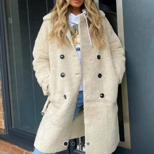 Kappa - Säljer min fina kappa i teddypäls för att den används så sällan. En jacka som har använts några få gånger och som är i superskick. Köptes på ASOS, från märket QED London och ordinarie priset ligger på 1818:-