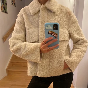 Zara teddy jacka  - Zara teddybjörnsjacka med fickor i stl M. Superfin längd & värmande till vintern. Införskaffades förra vintern & använt hänsynsfullt. 💫