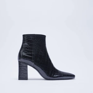 Zara klackskor st 37  - Använt en gång säljer för att jag råka köpa en storlek för liten. Jätte snygga och sköna överlag köpe för 559:) 