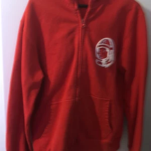 Billionare boys club zip - En röd full zip från billionare boys club, storlek M och sitter lite oversize, skriv för mer bilder eller annan information!
