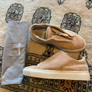 Axel arigato skor - Superfina sneakers från Axel arigato. Ljusrosa mocka, storlek 37. Köparen står för frakt! 