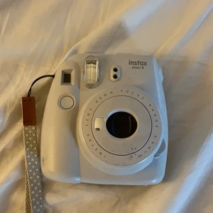 Polaroid kamera - Säljer min vita instax mini 9, fungerar jätte bra men säljer den pga köpt en nyare modell och använder inte denna längre så bättre om den kommer till användning hos en ny ägare! den tar jättefina små bilder som är fina att sätta upp🤍🤍         Har swish och kan mötas upp i Stockholm eller frakta mot kostnad💓💫🥰