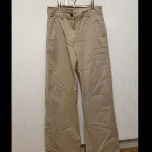 Beiga byxor från Berksha. - Beiga, oanvända byxor från Berksha.