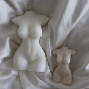 Handgjorda ljus - Ljuset ”Stefanie XL” som kostar 320kr/st.                                        Man designar ljusen själva, dvs. Du får själv välja vilken doft  du önskar!                                                                              Dofterna: Vanilj, nytvättad, blomma, tropisk kokos eller kanel & äpple.                                                                                OBS! Frakt tillkommer💕☺️(den stora på 1:a bilden)