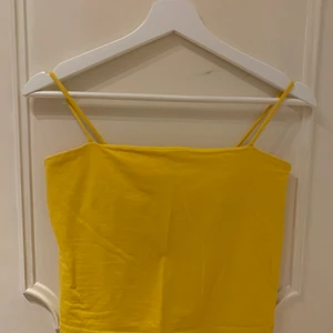 Linne från Gina Tricot storlek M - Nästan oanvänt linne från Gina Tricot. Storlek M men har kortat axelbanden lite