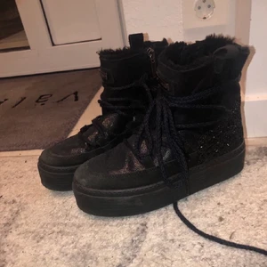 Vinterskor guess - Skitsnygga glittriga vinterskor från Guess som jag tyvärr måste sälja vidare för att dom va lite för små, har aldrig använt dom och köpte här på plick! Väldigt bra skick och varma o mysiga! +66kr spårbar frakt!