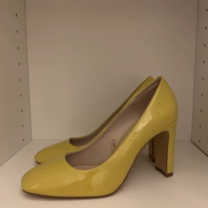 Zara Skor - Helt nya klackskor igen Zara. Storlek 37.