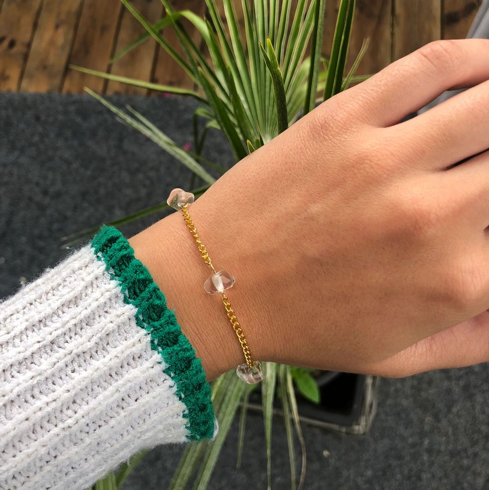 Säljer nu detta fina armband i både guld och silver(bilden vissar dock bara ett armband i guld)💋⚡️☁️ Kristallerna som finns är: jordgubbskvarts= mörk rosa färg, rosenkvarts=ljus rosa färg, ametist= lila färg , amazonit=blå färg, tigeröga=brun färg sen även bergskristall som ni ser på bilden. Bilden är bara ett exempel så du får välja helt själv hur du vill ha det. Jag gör armband mellan 15-16 cm+5 cm men man kan även komma med eget önskemål på längd☁️ 1 för 35kr eller 2 för 55kr❤️🔥. Accessoarer.