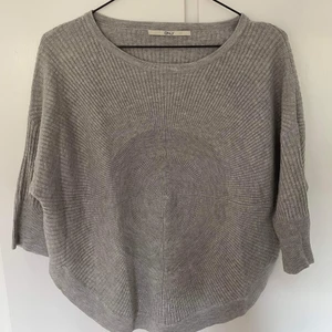 Grå Only trøje - Fejler intet, men brugt en del. Trøjen er en størrelse XS men kan passe alt mellem en XS-M/L