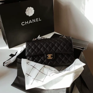 INTRESSEKOLL - Intressekoll på Chanel Flap Bag Medium black/gold. Dustbag, kort tillkommer med. Inga skador eller slitningar, äkta läder därav priset. 