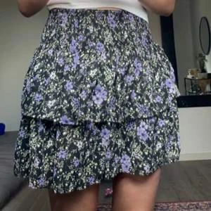 Blommig volangkjol från Kappahl  - Jätte snygg volang kjol från Kappahl i storlek 170, så sitter alltså som s/m på dam. Passar året om. Frakt tillkommer💕