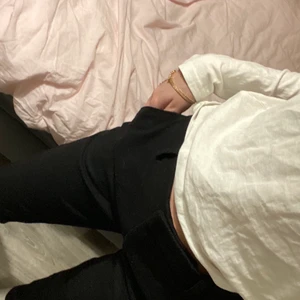 Kostymbyxor från hm  - Svarta kostymbyxor från hm som är lågmidjade 💜inte använda alls så dom är som nya