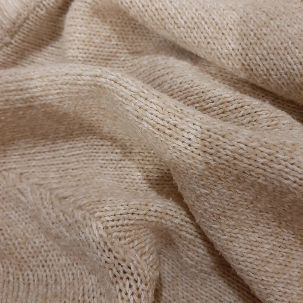 Beige tröja i storlek XS från HM. Köptes för 3 år sedan och använd några gånger. Skönt material och bra passform🌞 köparen står för frakt. Betalning via swish💫. Tröjor & Koftor.