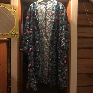 Kappa/morgonrock - Har använt som kappa. Fint skick! Strl 48 men jag som är s/m har haft den och gillat oversized looken 