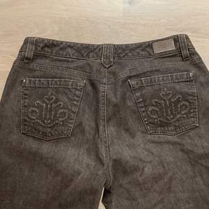 Bruna midrise/lågmidjade jeans med coola detaljer på fickorna är i storlek 42 men passar mig som har storlek 36/38 (dm om frågor och om du är instressrad av att köpa)