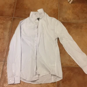 Stilig vit skjorta  - Som ny