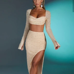 Oh polly - Super fint sätt från Oh Polly! Leveransen kom tyvärr för sent till den kvällen den skulle användas och har efter det inte blivit av att jag använt den. Helt ny, prislapp kvar! Så fint och fin kvalite!! Hör av er vid frågor! Tillkommer frakt om ni inte kan mötas upp. 