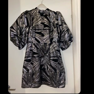 Klänning  - Säljer denna klänningen som jag köpte till nyår förra året och nu kommer den inte till någon användning! Köpt på Gina tricot för 399kr och jag säljer den för 200kr! Storlek 38 