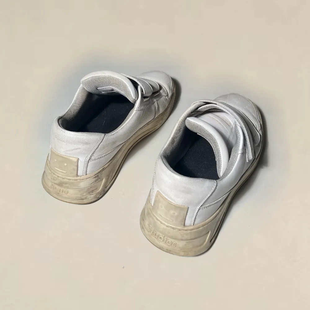 Acne studios skor. De är väl använda men har fortfarande en del liv kvar och inga stora flaws. Säljer då de har blivit försmå. Passar 41/42. Skor.