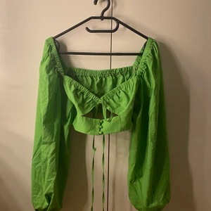 Tröja  - Har rensat min garderob och behöver göra mig bort med kläder. Säljer inte under 35kr och frakt ingår inte🚚📦 du får bestämma priset på plagget själv💕