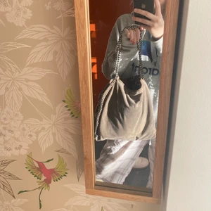 Stella McCartney falabella väska - Har äkthetsbevis!!!                                                          Säljer min så fina Stella falabella i väldigt bra skick!!!! Två band i storlek M, Har äkthetsbevis från vestaire. Perfekt t skolan och väldigt bra skick inga slitningar alls! Inte använts innan jag köpte den och jag har själv använt den Max 5 gånger❣️Köpt för 5000kr kan tänka mig sälja direkt för 3500kr!!💓💓skriv för flera bilder