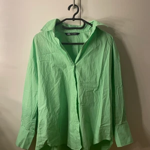 Grön oversize skjorta - Har rensat min garderob och behöver göra mig bort med kläder. Säljer inte under 65kr och frakt ingår inte🚚📦 du får bestämma priset på plagget själv💕