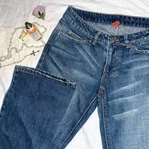 säljer dessa y2k jeans från vila! storlek 27/32 men är väldigt små i storleken 🖤 skulle säga att dom mer är en XS (24-26/32). medellånga på mig som är 165. mått kan ges vid önskan 🧝‍♀️ 